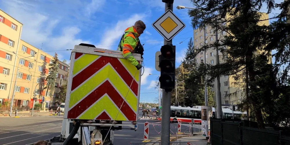 VIDEO: Brněnské řidiče čeká očistec, varují policisté. Vytížené křižovatky budou bez semaforů