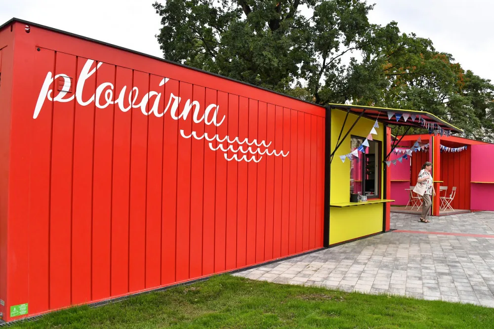 Příliv bezdomovců se nedal vydržet, je konec, říká provozovatelka café Plovárna