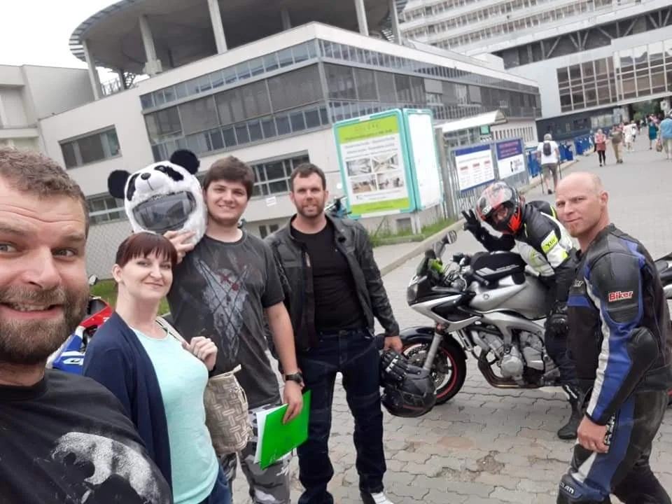 Lukáš (třetí zleva) na hromadném darování krve