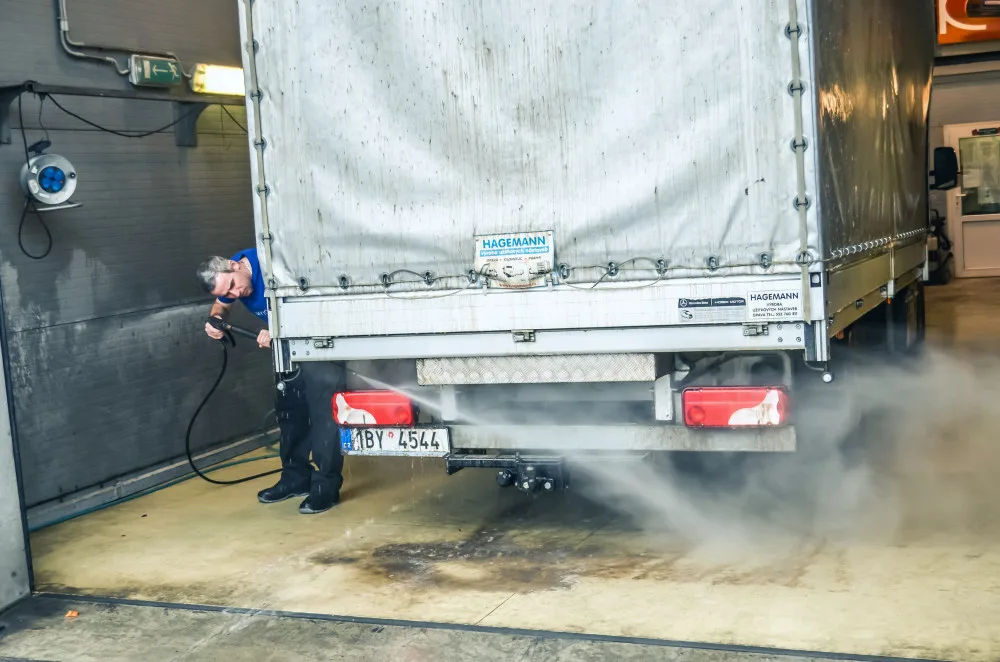 Z ruční myčky v Křižíkově ulici vycházejí nablýskaná osobní auta, ale třeba i náklaďáky či jeřáby