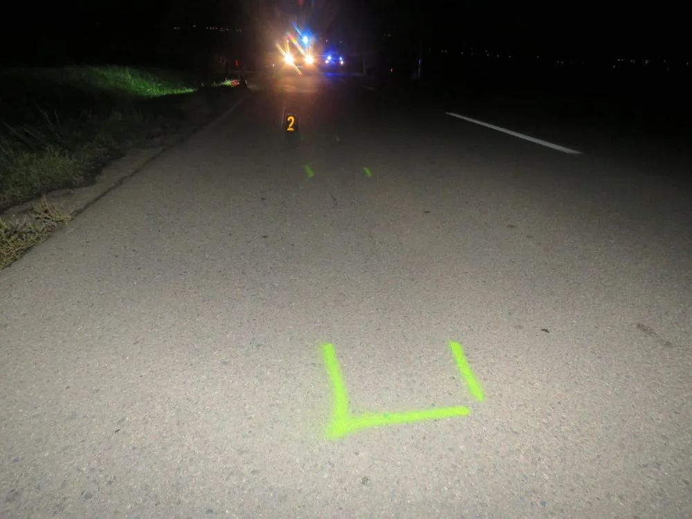 Tragická noční nehoda. Mladý řidič srazil chodce, který šel po silnici v tmavém oblečení