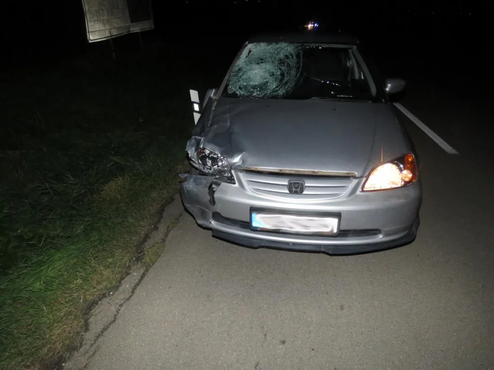 Tragická noční nehoda. Mladý řidič srazil chodce, který šel po silnici v tmavém oblečení