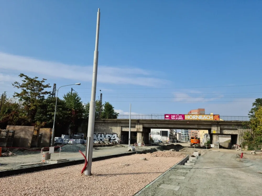 FOTO: Přeložení tramvaje na Plotní se protáhne do příštího roku. První šaliny přitom měly vyjet už na podzim