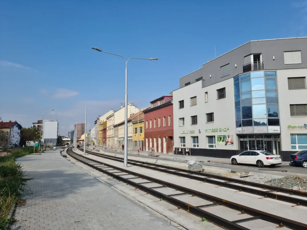 FOTO: Přeložení tramvaje na Plotní se protáhne do příštího roku. První šaliny přitom měly vyjet už na podzim