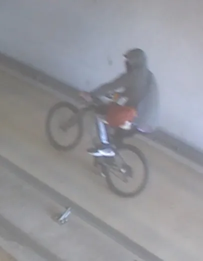 VIDEO: Neznámý agresor brutálně napadl otce dvou dětí, ty útok sledovaly z auta. Po muži pátrá policie