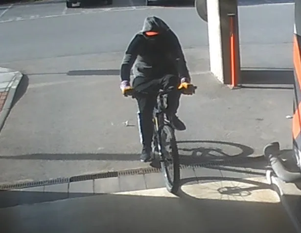 VIDEO: Neznámý agresor brutálně napadl otce dvou dětí, ty útok sledovaly z auta. Po muži pátrá policie