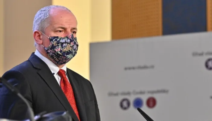 Papalášství v praxi, shodují se politici. Blesk zachytil Prymulu a Faltýnka bez roušek a při odchodu z restaurace
