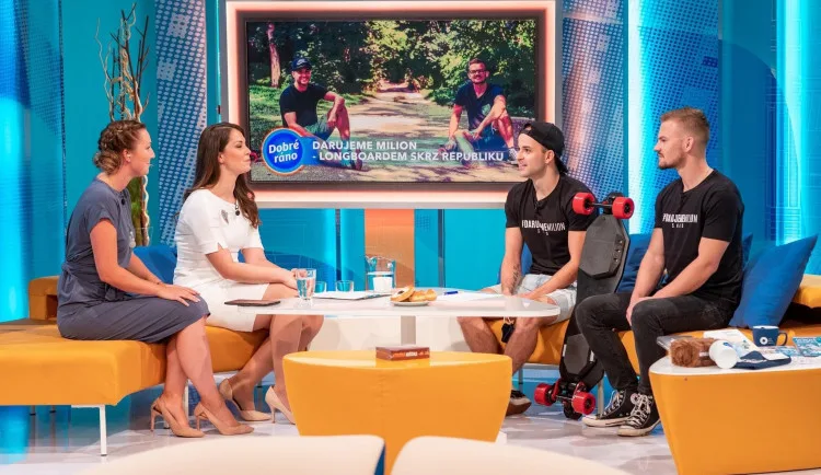Na longboardech projeli celé Česko. Získali téměř půl miliónu korun pro malého Milánka