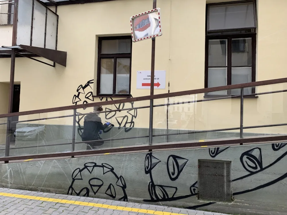 Mladý umělec pracuje na streetartu
