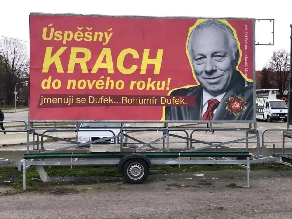 Odborář Dufek jako komunistický pohlavár. Flusnul nám do ksichtu, říká autor billboardů, které vylepil na jihu Čech