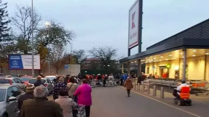 Foto před otrokovickým Kauflandem