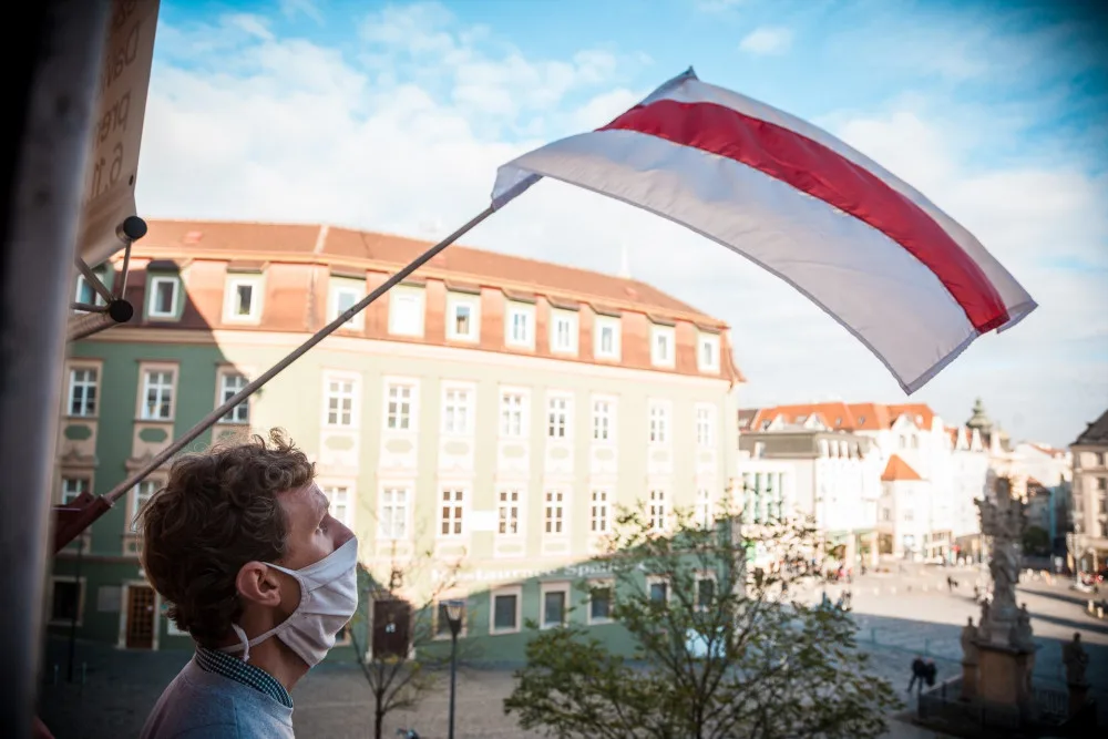 Nad Husou na provázku zavlála běloruská národní vlajka. Divadlo je sídlem ambasády nezávislé běloruské kultury