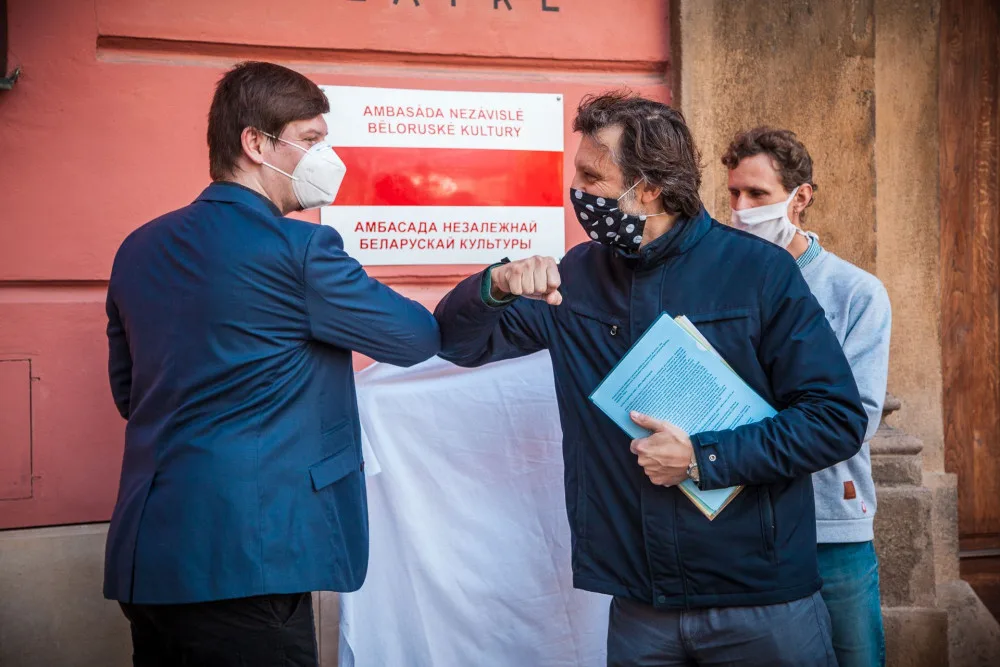 Nad Husou na provázku zavlála běloruská národní vlajka. Divadlo je sídlem ambasády nezávislé běloruské kultury