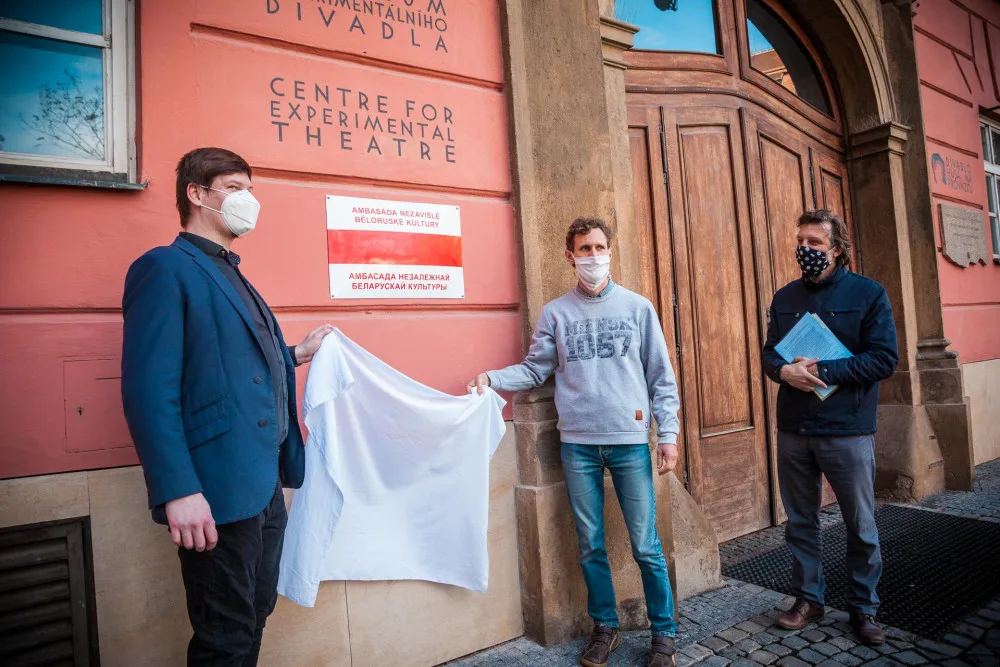Nad Husou na provázku zavlála běloruská národní vlajka. Divadlo je sídlem ambasády nezávislé běloruské kultury
