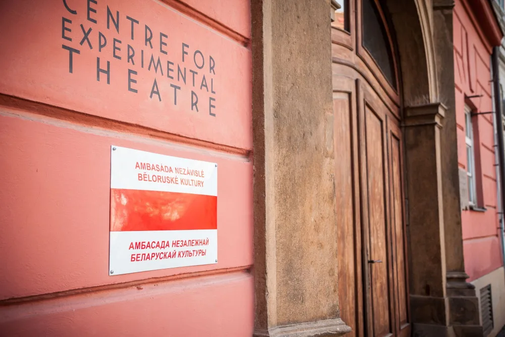 Nad Husou na provázku zavlála běloruská národní vlajka. Divadlo je sídlem ambasády nezávislé běloruské kultury