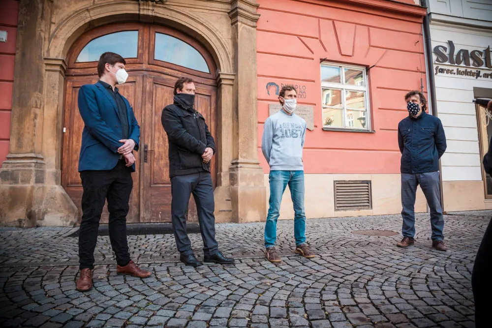 Nad Husou na provázku zavlála běloruská národní vlajka. Divadlo je sídlem ambasády nezávislé běloruské kultury