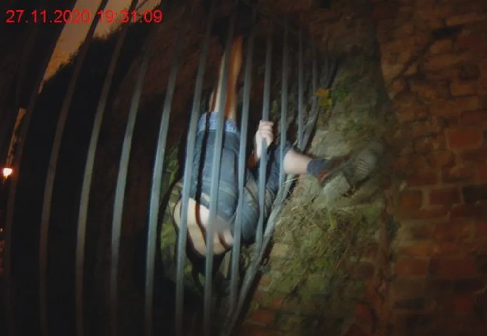 Muž chtěl v Brně zahrát dívce na klavír. Místo toho zůstal viset s holým zadkem hlavou dolů na plotě
