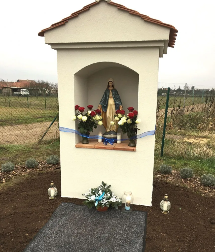 Nová kaplička před SeniorCentrem v Šanově
