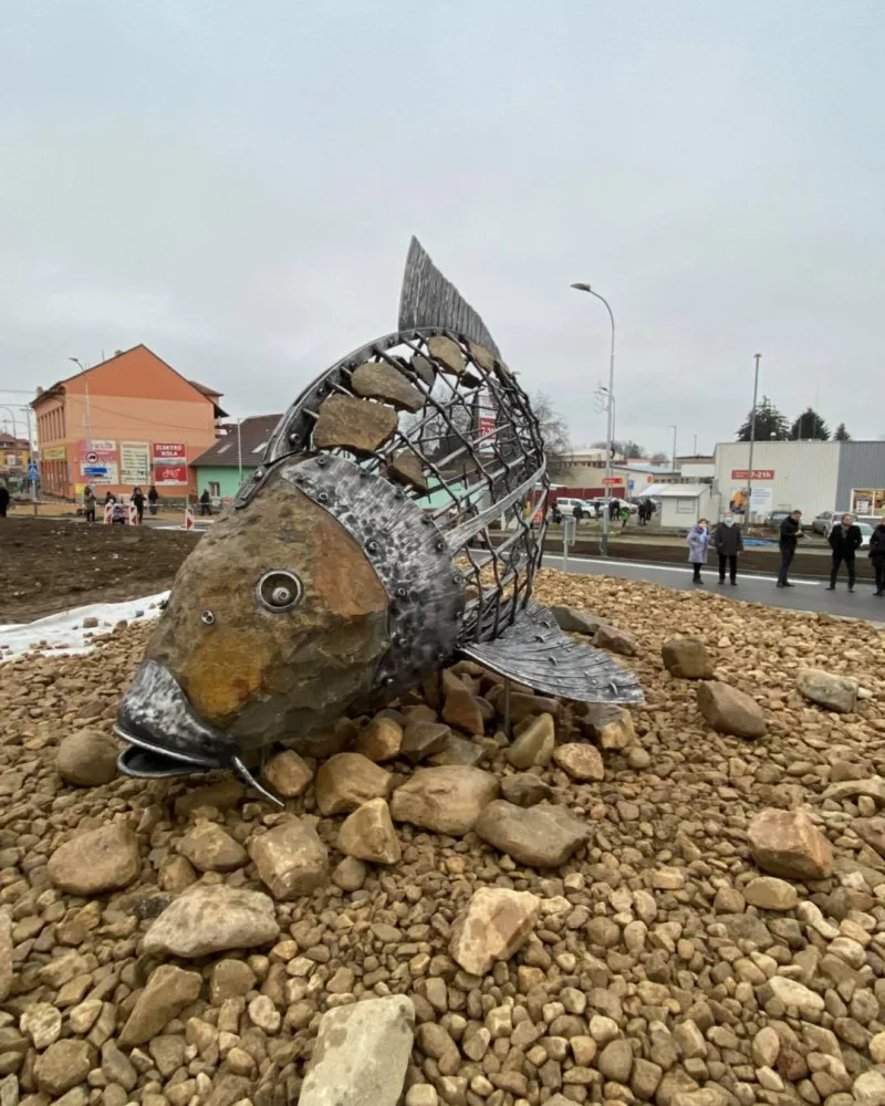 FOTO: V Pohořelicích odhalili pětimetrovou sochu kapra