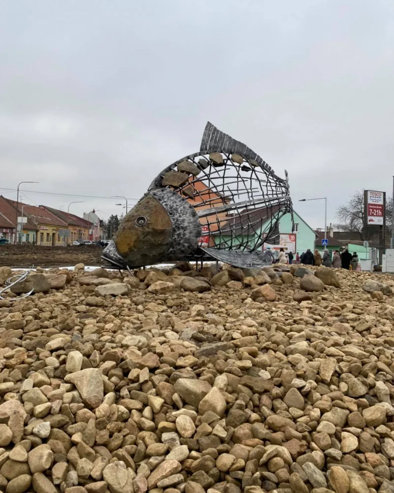 FOTO: V Pohořelicích odhalili pětimetrovou sochu kapra