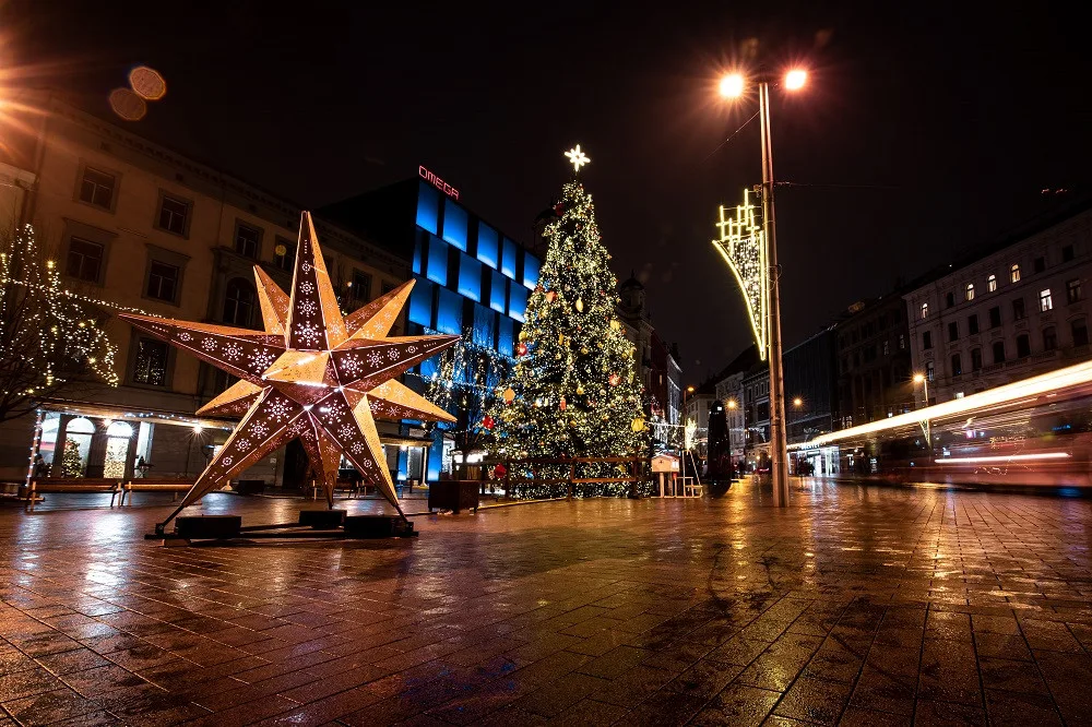 Z adventních trhů se letos vytratil ruch a tlačenice. Zůstal jen klid a vánoční atmosféra