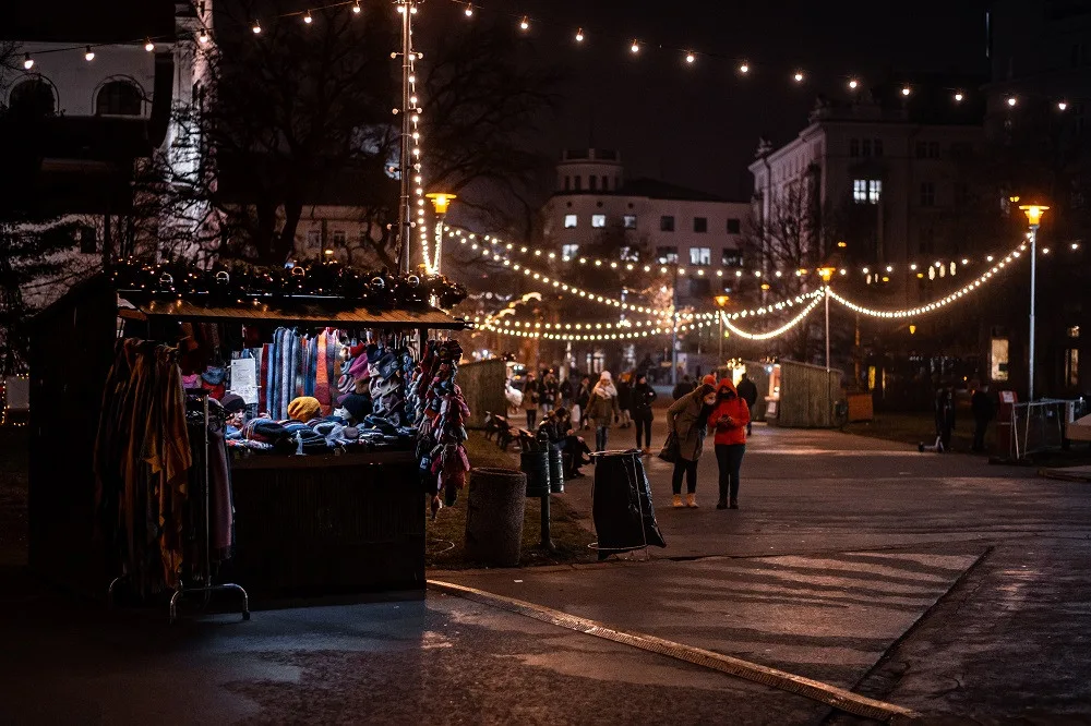 FOTOGALERIE: Z adventních trhů se letos vytratil ruch a tlačenice. Zůstal jen klid a vánoční atmosféra