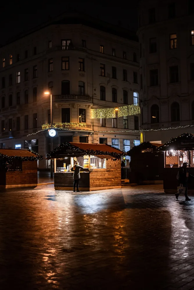 FOTOGALERIE: Z adventních trhů se letos vytratil ruch a tlačenice. Zůstal jen klid a vánoční atmosféra