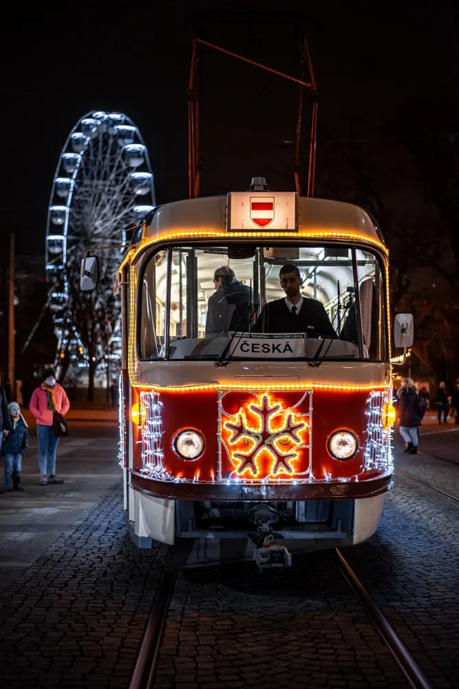 FOTOGALERIE: Z adventních trhů se letos vytratil ruch a tlačenice. Zůstal jen klid a vánoční atmosféra