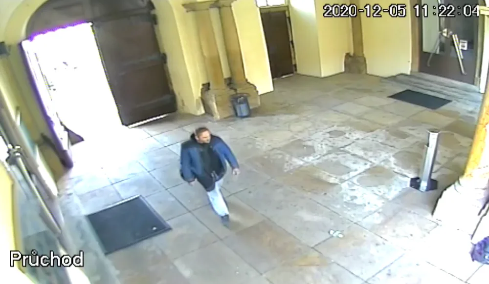 VIDEO: Zloděj okradl novomanžele přímo na radnici v Brně. Pátrají po něm policisté