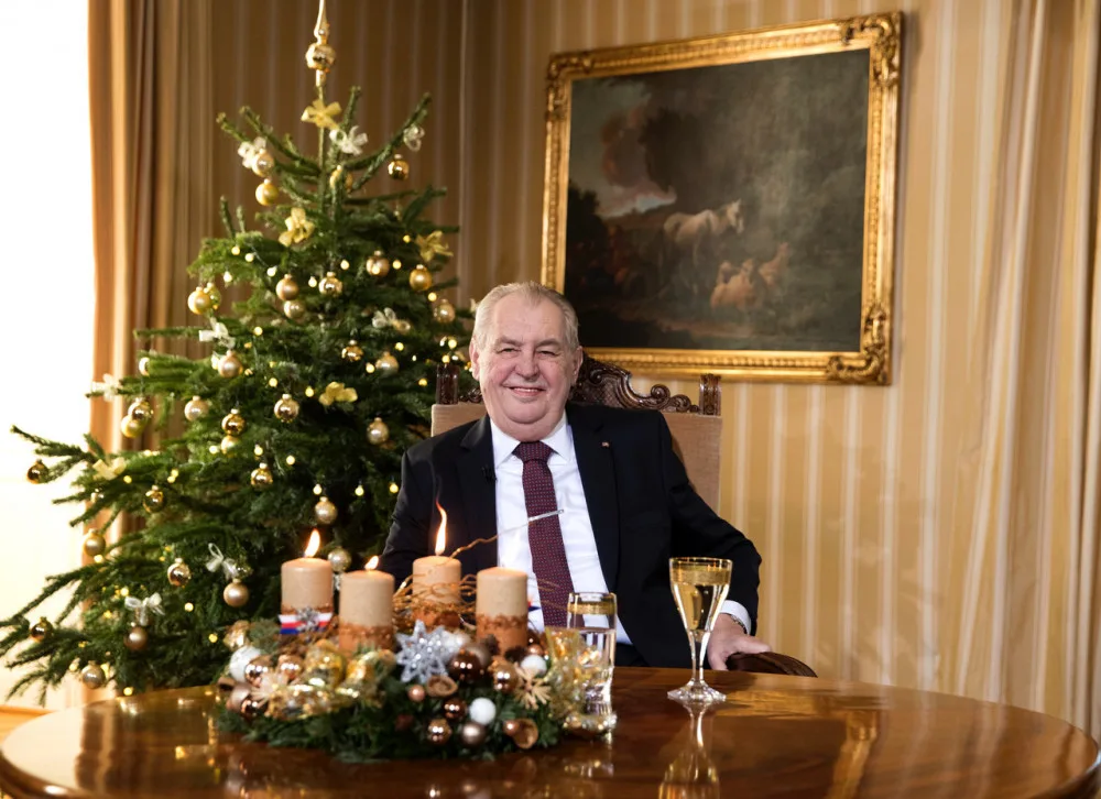 Prezident vyzval ve vánočním poselství občany, aby se očkovali. Zároveň pochválil Prymulu a vládu, kritizoval opozici a novináře