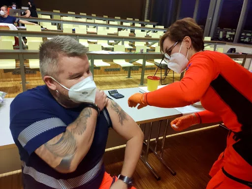 Zdravotníci dostávají vakcínu