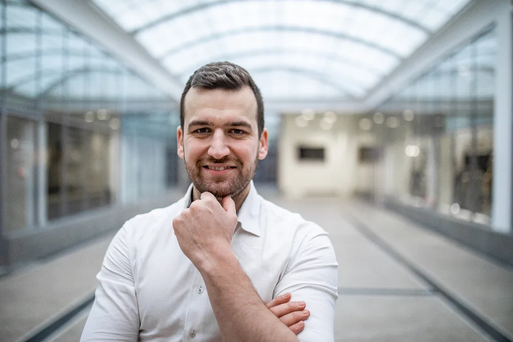 Nevěřme na internetu všemu, radí autor DigiDetoxu Matěj Krejčí