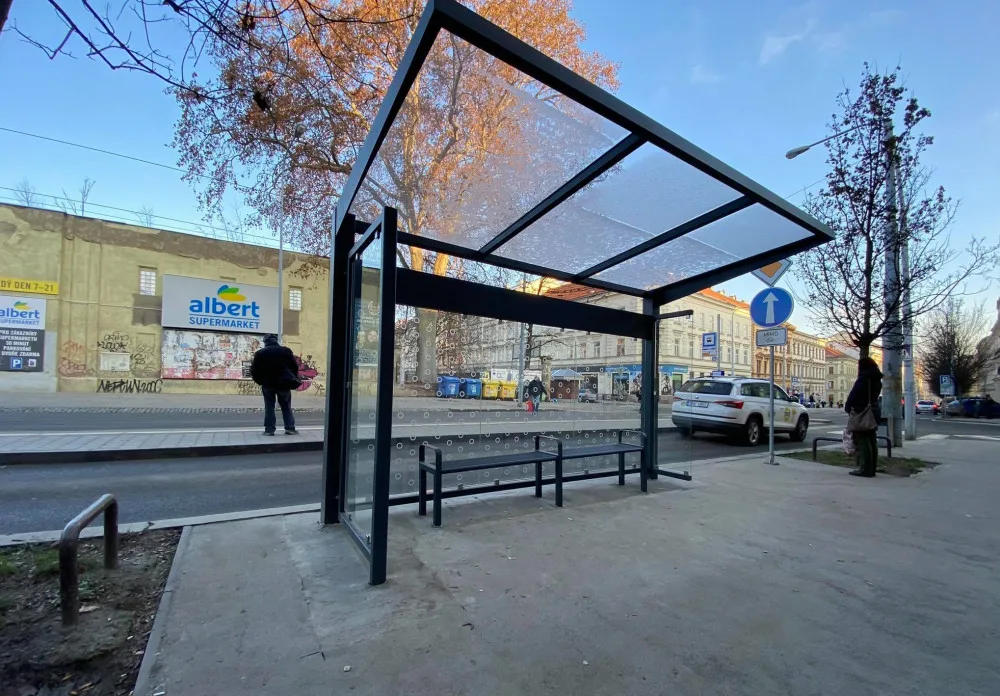 Výhled do zdi a šalina za zády. Na Grohově stojí obrácené zastávky, prý tak chrání chodce