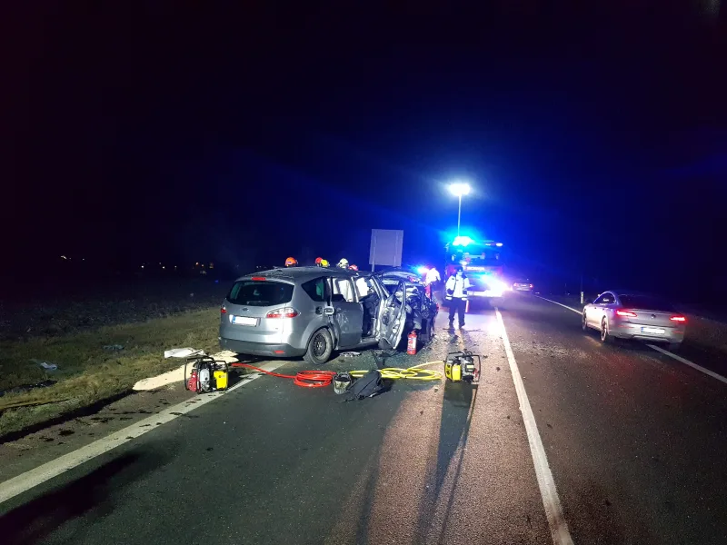 Na Brněnsku se v pondělí večer čelně srazila dvě auta, jeden člověk zemřel