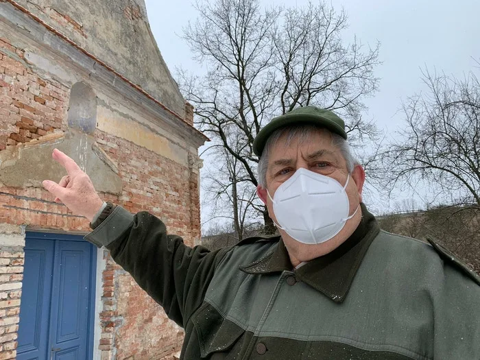 Marian Kvarda u kapličky v zaniklé obci Ječmeniště na Znojemsku. Foto: Veronika Gecová