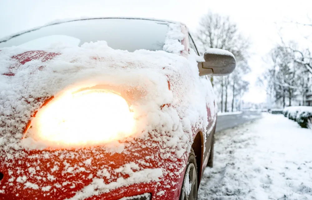 V zimě na silnicích. Auto neočistěné od sněhu si říká o pokutu, pro dopravu je navíc nebezpečné