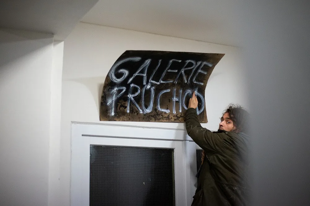 Na rohu Údolní a Úvozu vznikla Galerie průchod. Neexistující výstavní prostor pro nikoho i pro všechny