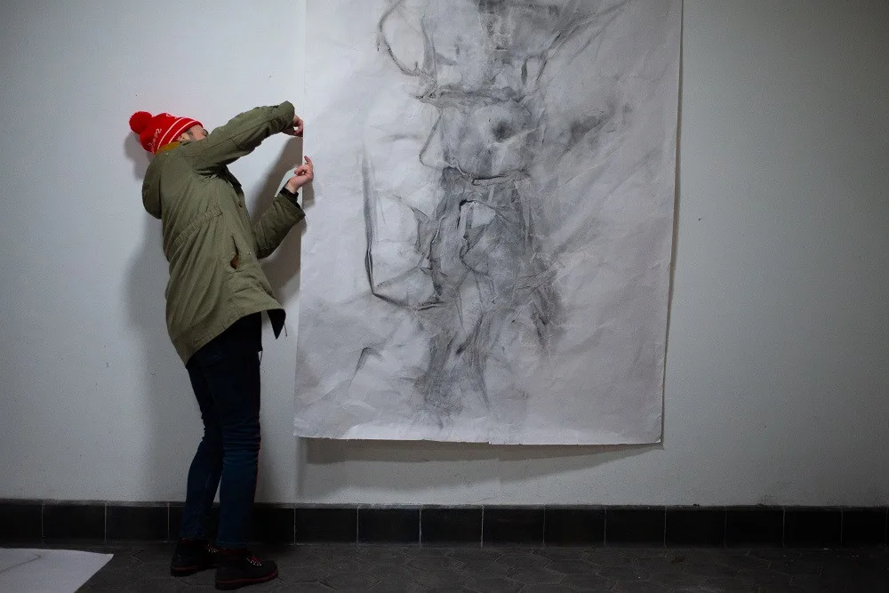 Na rohu Údolní a Úvozu vznikla Galerie průchod. Neexistující výstavní prostor pro nikoho i pro všechny