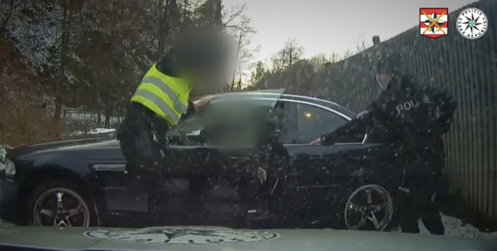 Ujížděl před policisty