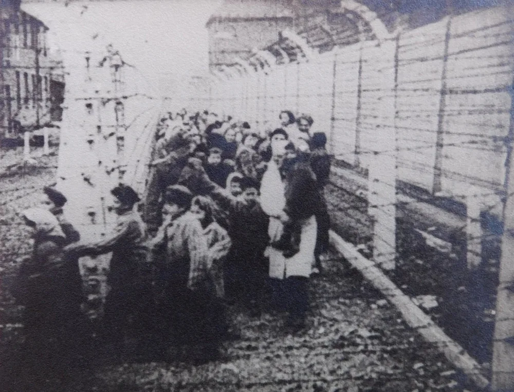 Na osvobození Osvětimi nikdy nezapomenu, vzpomíná poslední žijící dvojče, na kterém Josef Mengele prováděl pokusy