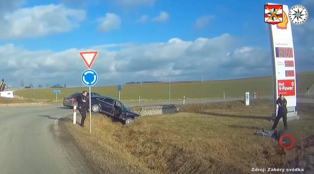 VIDEO: Šofér bez řidičáku, zato nejspíš posilněný drogami, uháněl před policisty. Zastavil ho až kruhový objezd