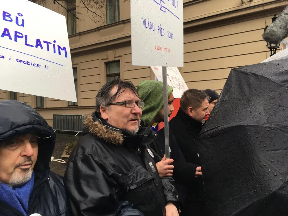 size4-16119302922841-241-foto-video-demonstranti-jsou-u-uradu-vlady-na-protest-dohlizi-policie