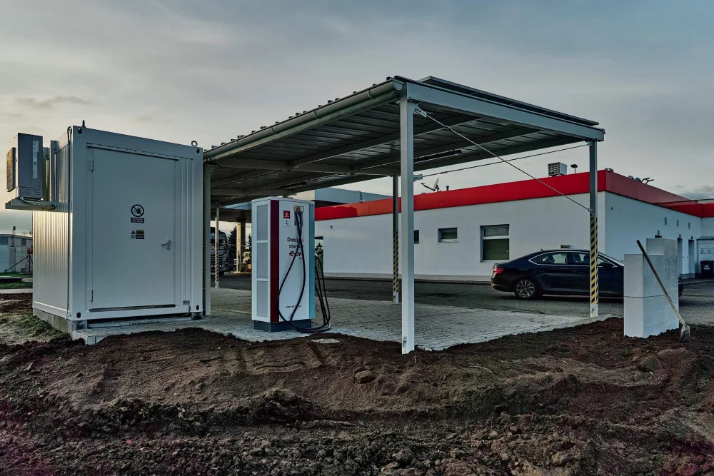 E.ON postavil svou první veřejnou dobíječku, která čerpá energii ze slunce