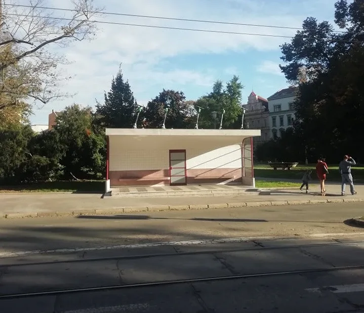 Loni se například objevily koloběžky účelově na zastávce Obilný Trh