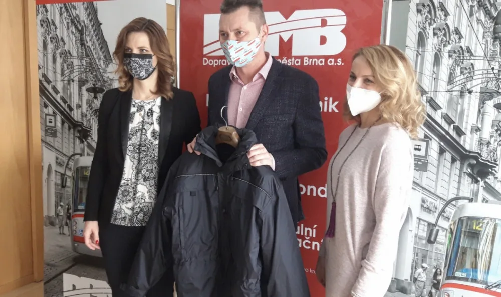 Zleva primátorka Markéta Vaňková, generální ředitel DPMB Miloš Havránek a Monika Škorpíkova z SNF