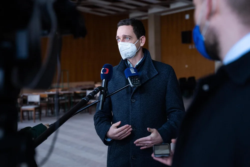 Hejtmani chtějí jednat s vládou o postupu bez nouzového stavu