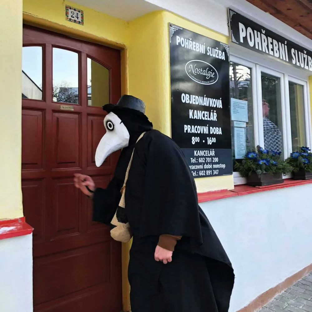 Maškary za oknem a zpěv v ulicích, letošní Líšeňské Ostatky lidé slavili po svém