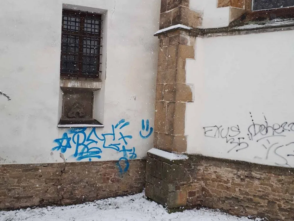 Posprejovaný kostel v Rosicích. Zdroj: Policie ČR