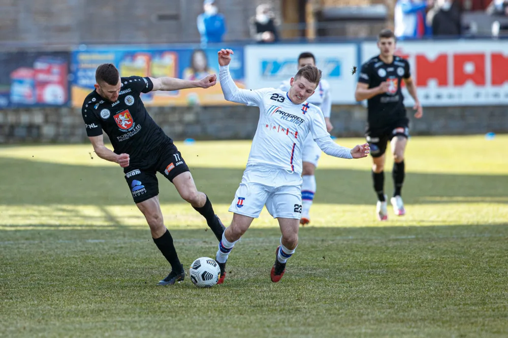 Líšeňský Milan Lutonský v souboji s Erikem Prekopem