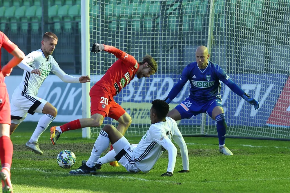Jan Hladík (v červeném) se dnes v zápase s Karvinou neprosadil